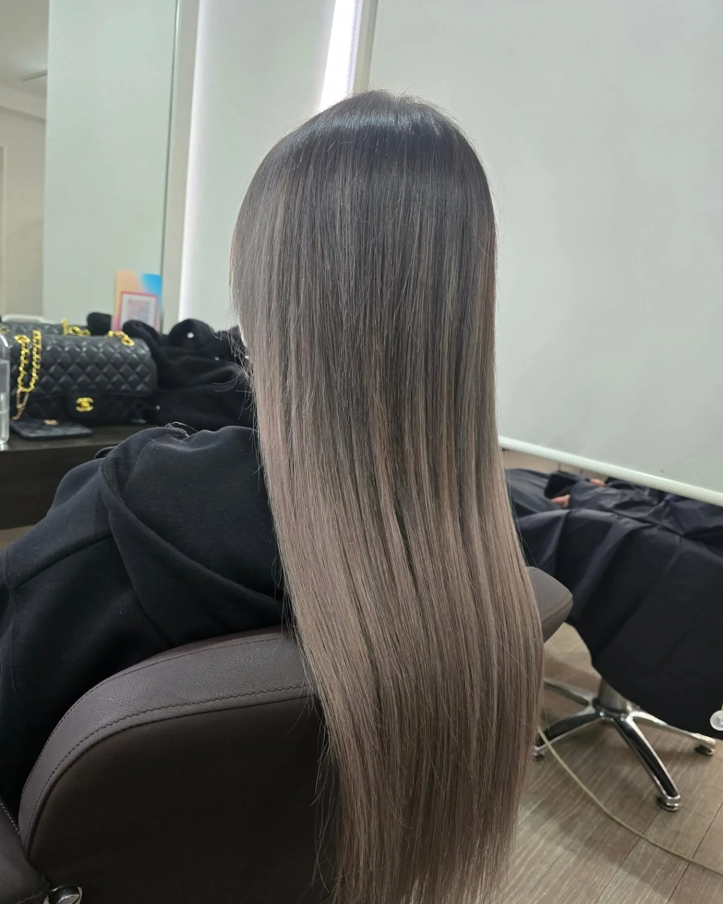 スモーキーグレイ