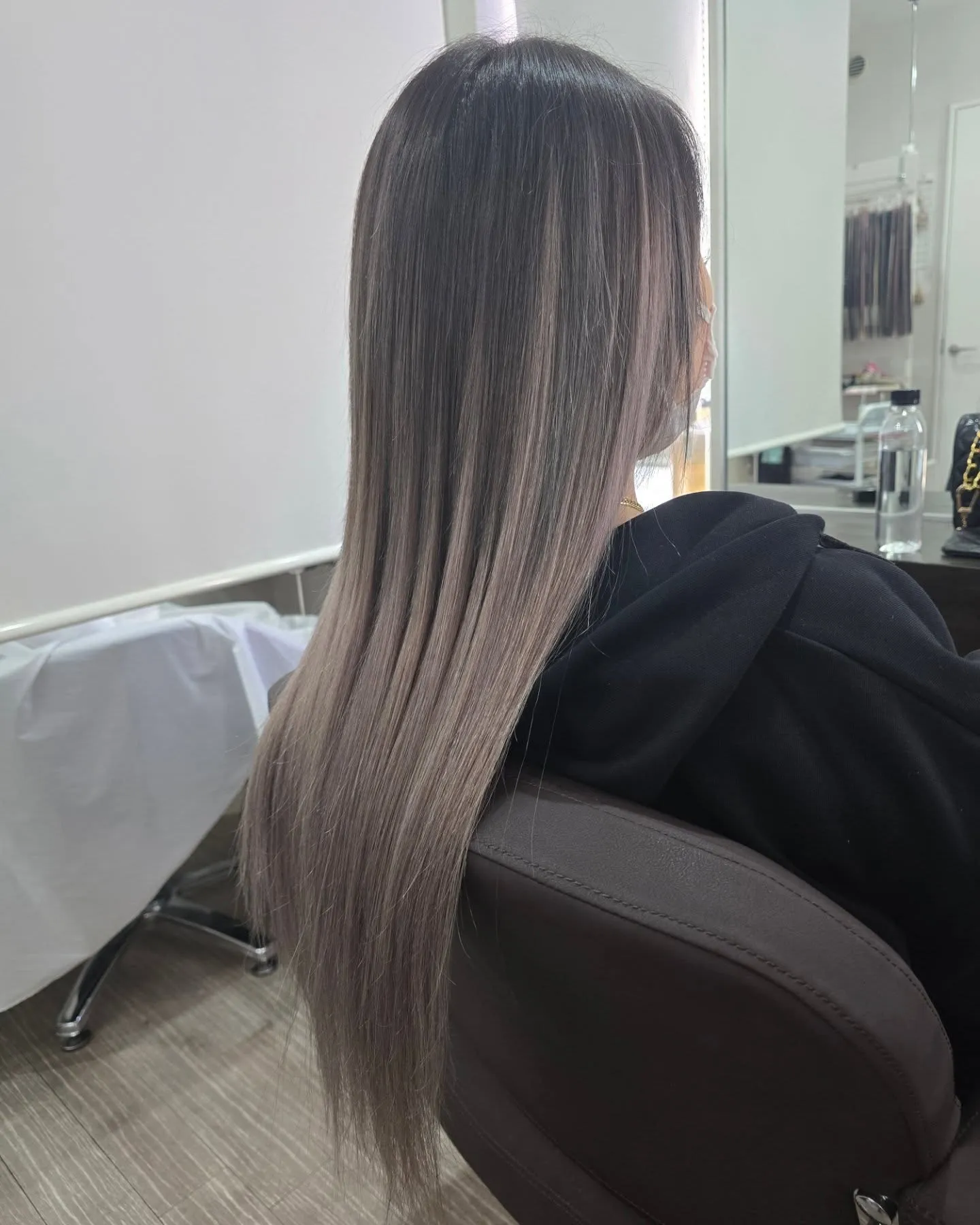 スモーキーグレイ